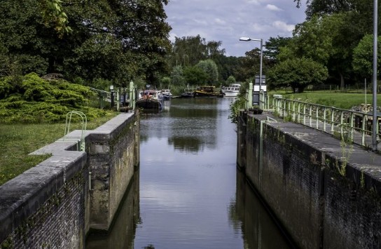 Sluis en rustige water van de Leie in Astene Sas (vergroot foto)