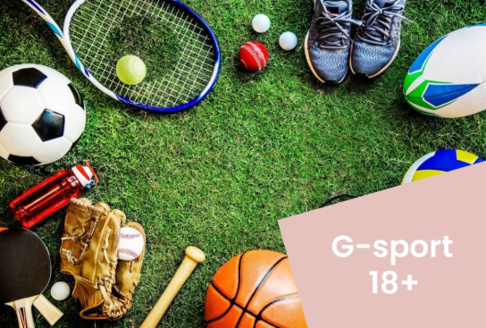Diverse sportartikelen zoals voetbal, tennisracket, basketbal en honkbalhandschoen op gras met tekst G-sport 18+. (vergroot foto)