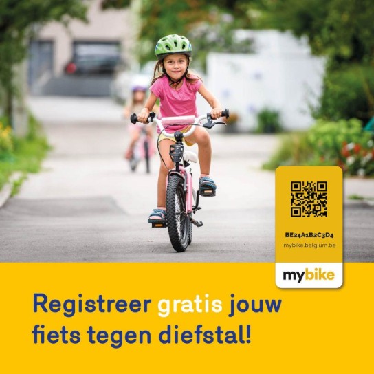 Meisje met groene helm fietst op een roze fiets, promotie voor gratis fietsregistratie tegen diefstal. (vergroot foto)