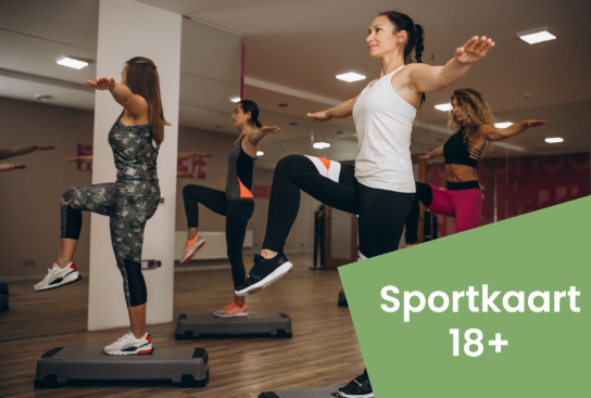 Vrouwen doen groepsfitness met stepplanken in een sportschool, tekst "Sportkaart 18+". (vergroot foto)