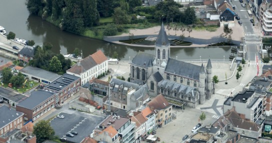 Visualisatie van Onze-Lieve-Vrouwekerk met daarachter de Leie en de Graanlei. (vergroot foto)