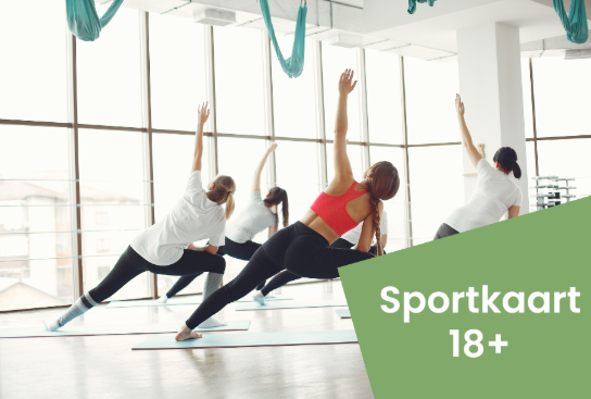 Vrouwen doen yoga in een lichte studio met grote ramen, tekst "Sportkaart 18+" in groene banner. (vergroot foto)