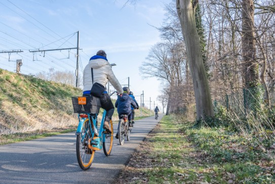 Fietsostrade langs de spoorweg in Astene (vergroot foto)