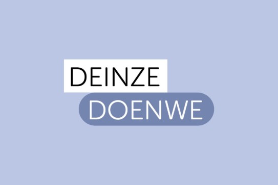 Logo met de woorden "Deinze Doenwe" op een lichtblauwe achtergrond. (vergroot foto)