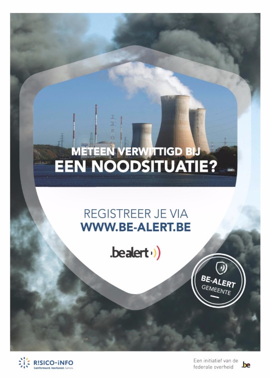 Affiche met kerncentrale en rookwolken, oproep om je te registreren voor noodwaarschuwingen via be-alert.be. (vergroot foto)
