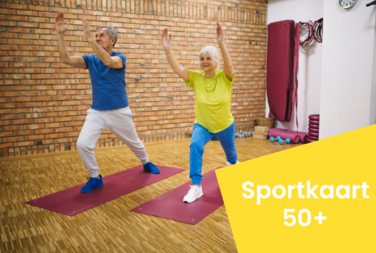 Twee senioren doen samen yoga-oefeningen op matten in een sportschool met bakstenen muur. (vergroot foto)