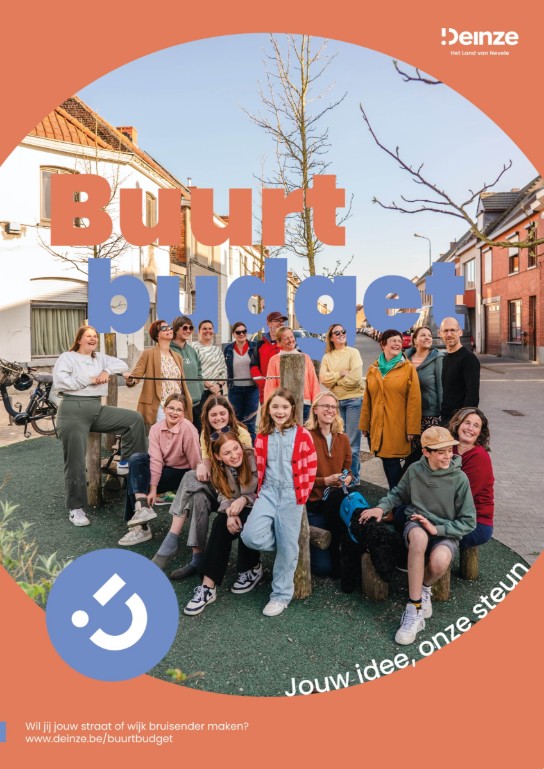 Groep mensen van verschillende leeftijden lacht samen buiten in een buurt, promotie voor buurtbudget Deinze. (vergroot foto)