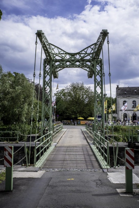 Gesloten ophaalburg Astene Sas, groene metalen constructie, zonnig weer (vergroot foto)