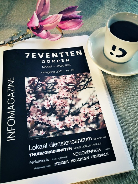 Magazine Zeventiendorpen met bloesem op cover, roze magnoliabloemen en een kop koffie op een tafel. (vergroot foto)