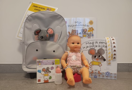 Poppenrugzak met muis, babypop op potje, boekjes en memo-spel over zindelijkheidstraining. (vergroot foto)