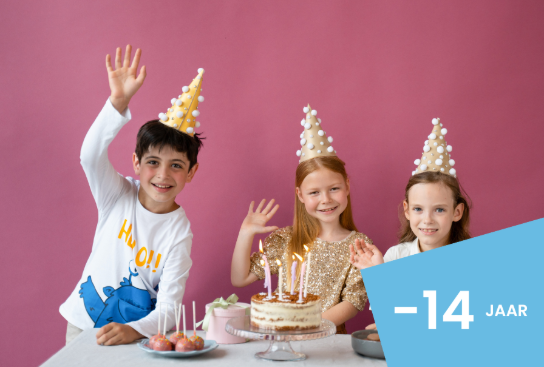 Drie kinderen met feesthoedjes zwaaien bij een tafel met een verjaardagstaart en traktaties. (vergroot foto)