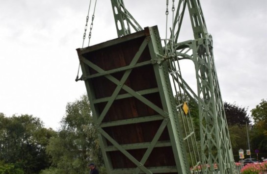 Geopende groene metalen ophaalbrug Astene Sas (vergroot foto)